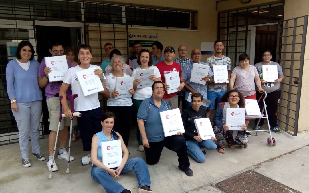 Foto familia beneficiarios programa financiado por Fundación Iberdrola