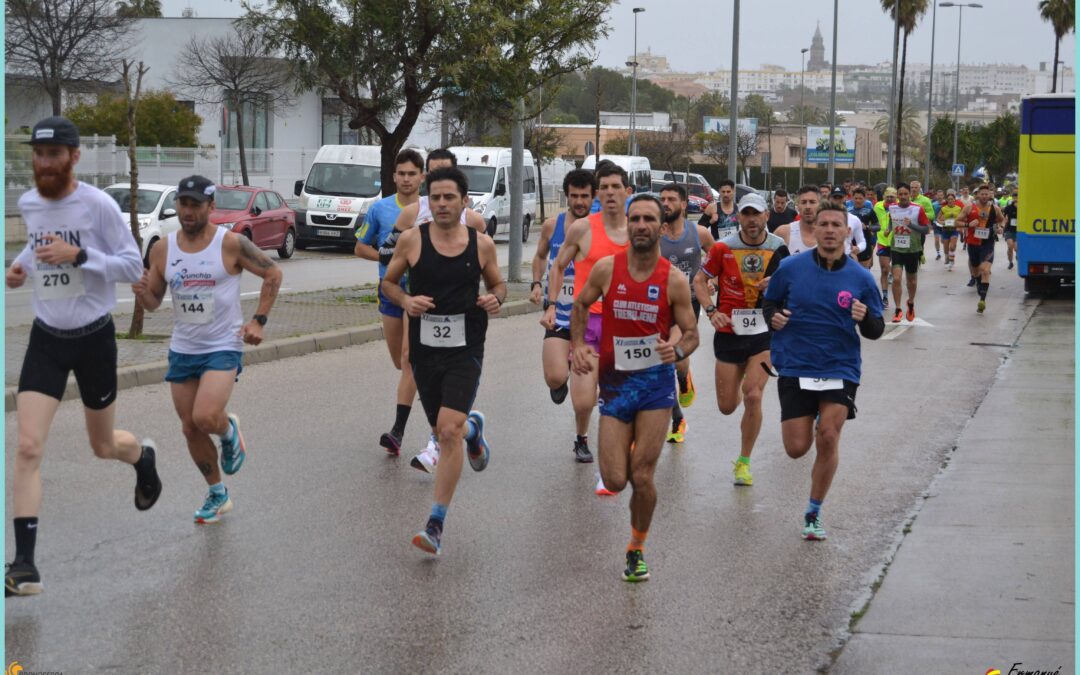 Participantes de la prueba corriendo por el recorrido